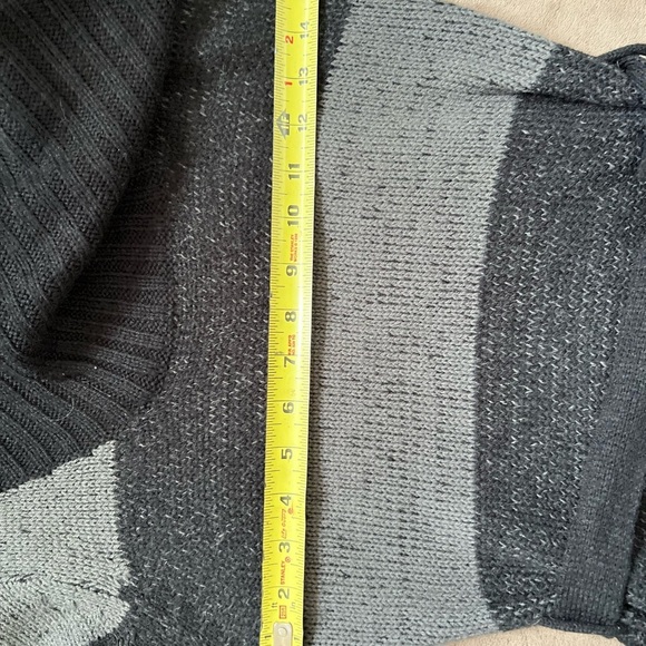 Red paint sweater with belt size Medium - Picture 11 of 11